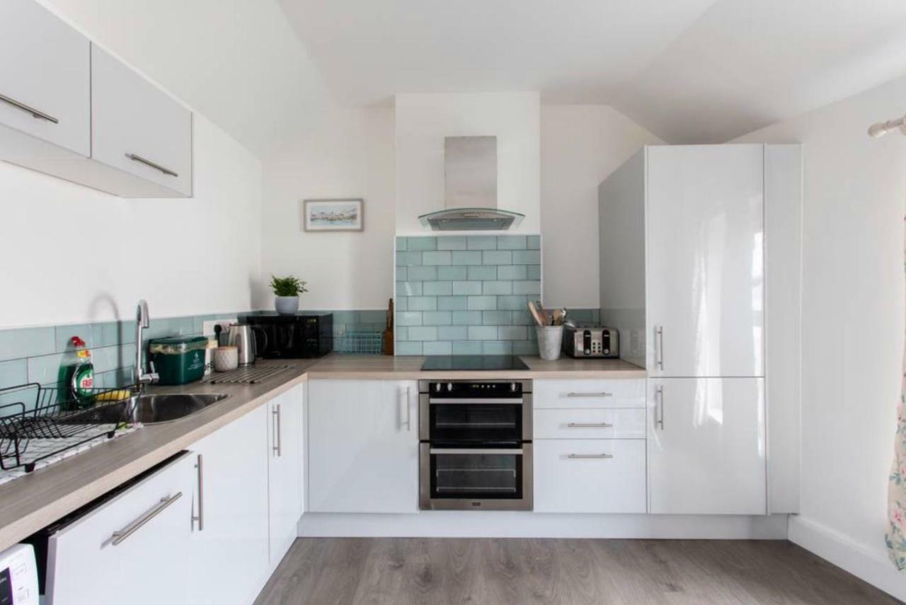Beautiful Two Bed Mumbles Flat - With Parking Space ภายนอก รูปภาพ